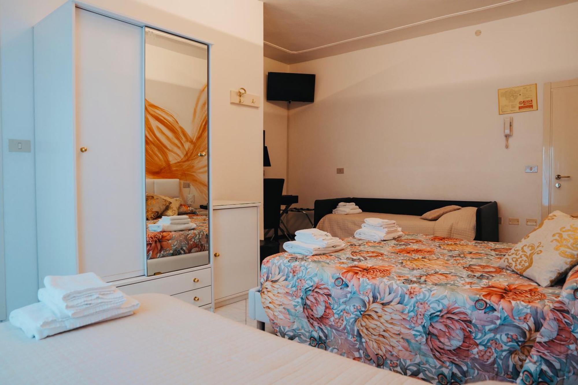 Hotel Julia Llido Degli Estensi Buitenkant foto