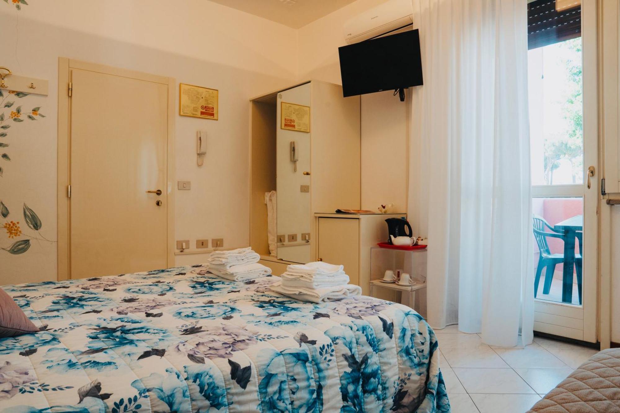 Hotel Julia Llido Degli Estensi Buitenkant foto