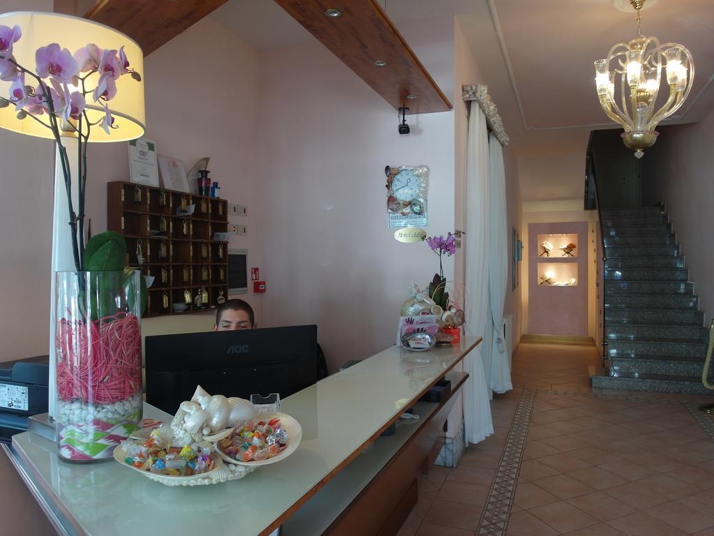 Hotel Julia Llido Degli Estensi Buitenkant foto
